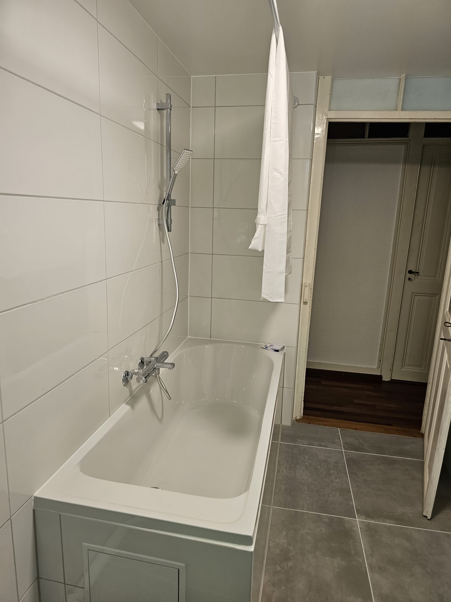 Salle de bain terminée avec WC suspendu et meuble vasque